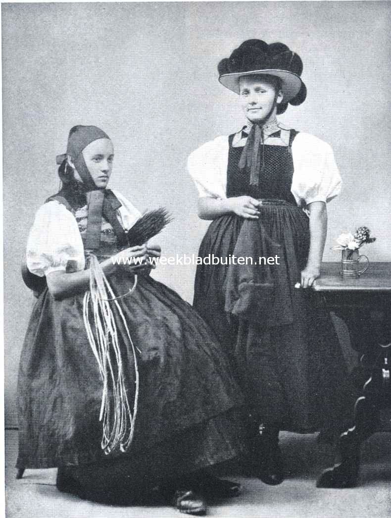 De kleederdracht uit het Schwarzwald. Links een stroovlechtster uit de omgeving van St. Georgien. Rechts: vrouw uit Gutach
