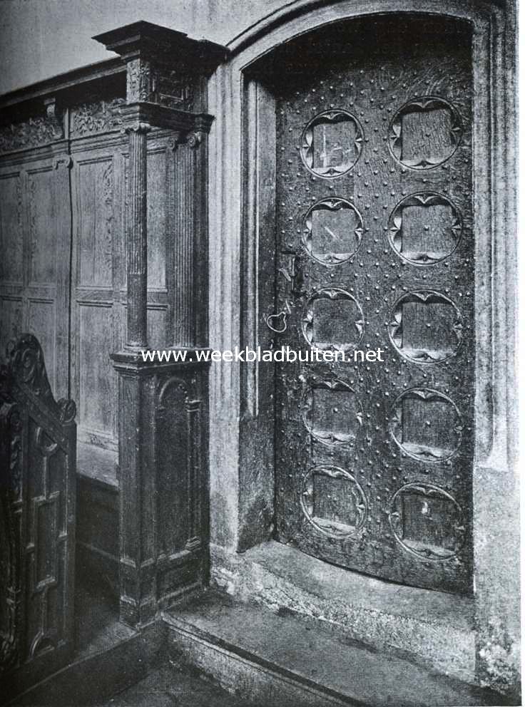 De St. Cunera-kerk te Rhenen. Deurtje, toegang gevende tot de sacristy, met detail van de koorbanken