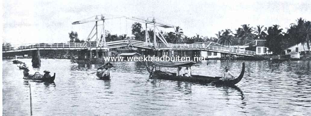 Een echt Hollandsche dubbele ophaalbrug in tropische omgeving. Brug te Bandjermassin (Borneo)