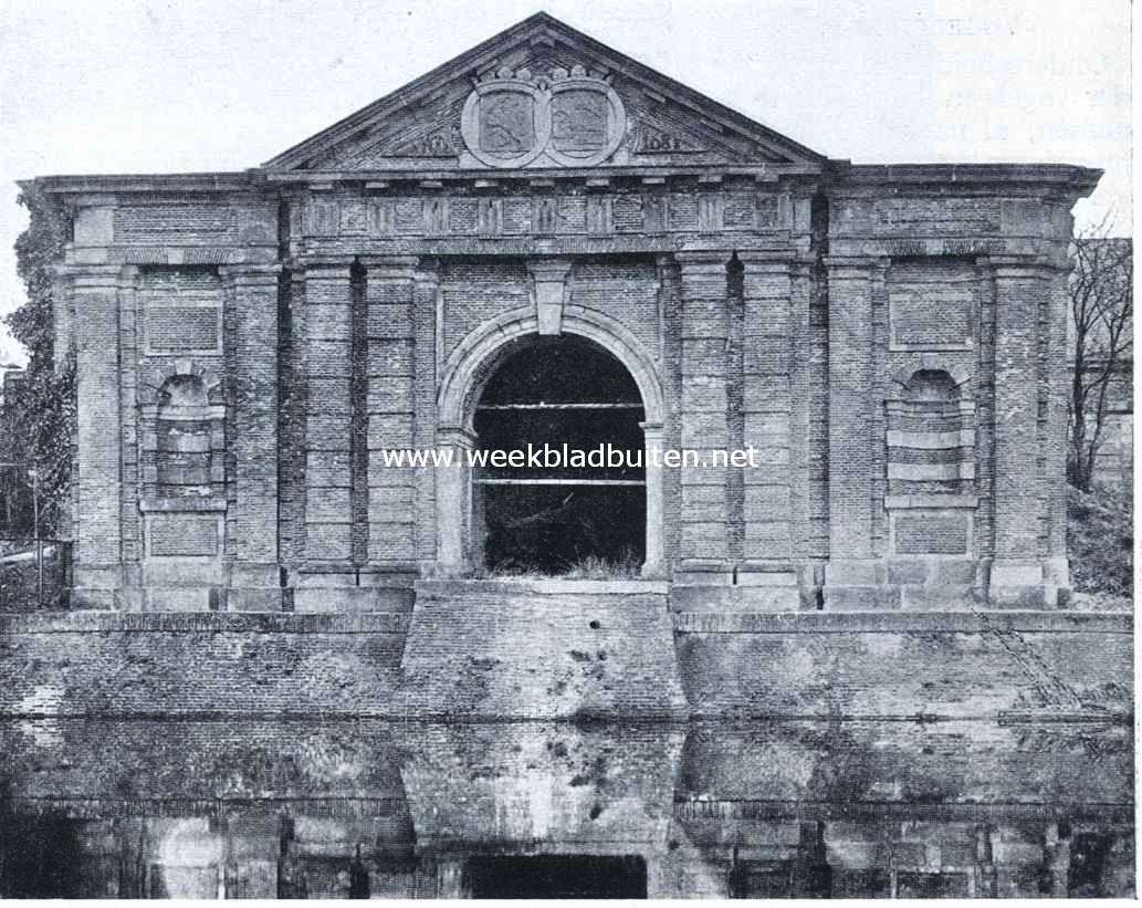 De Hampoort te Grave, buitenzijde. In het fronton de wapens van de Republiek der Zeven Provincin en van Grave met Cuyk