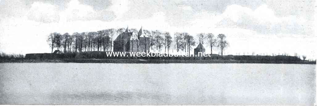 Het Slot Loevestein. Loevestein gezien van de Maas