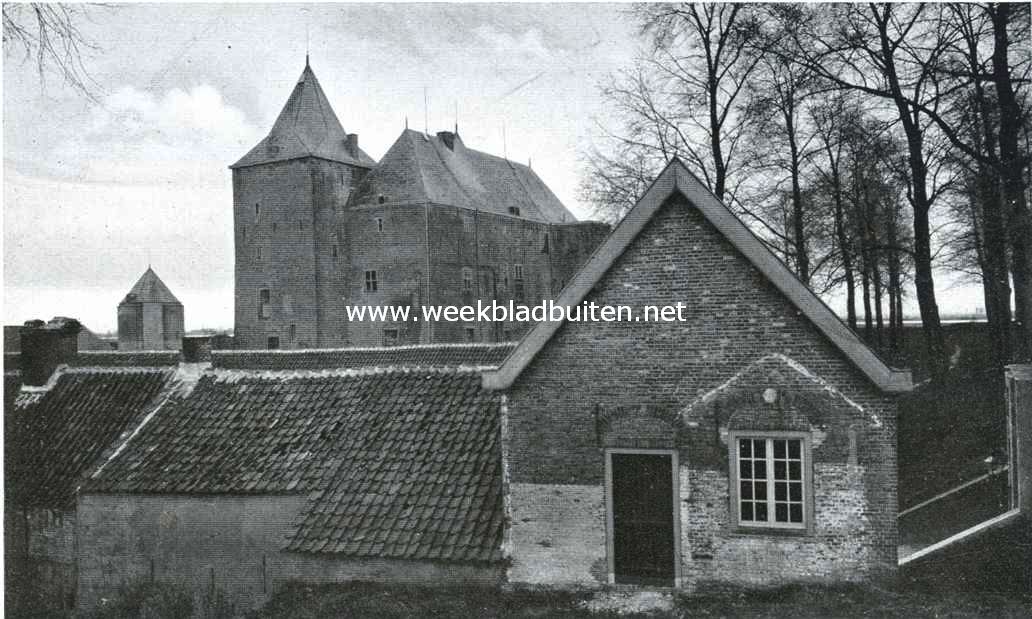 Het Slot Loevestein. Loevestein, zooals het slot oprijst boven de huizen van het straatje binnen de vestingwallen