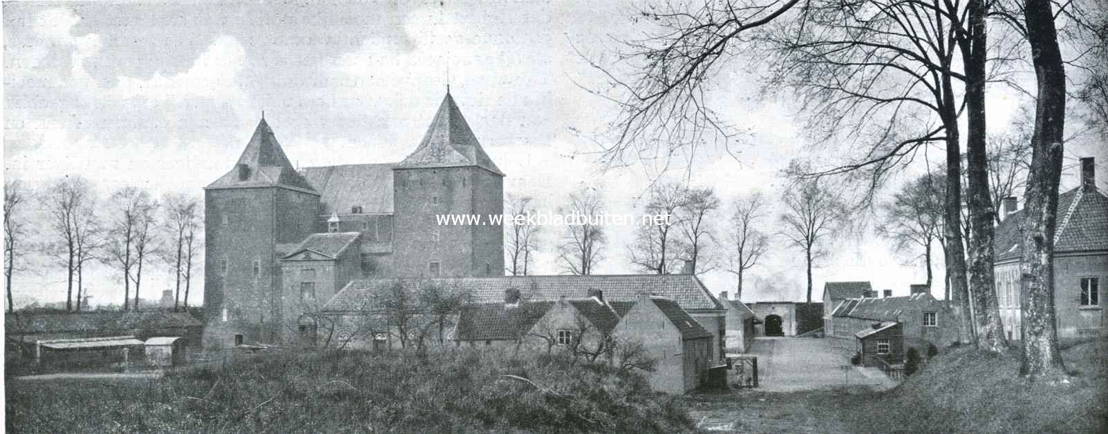 Het Slot Loevestein. Overzicht van de gebouwen binnen het fort Loevestein. Links het slot, half daarvoor het arsenaal, rechts het straatje en de buitenpoort. Op den achtergrond links tusschen de boomen de molen en toren van Woudrichem