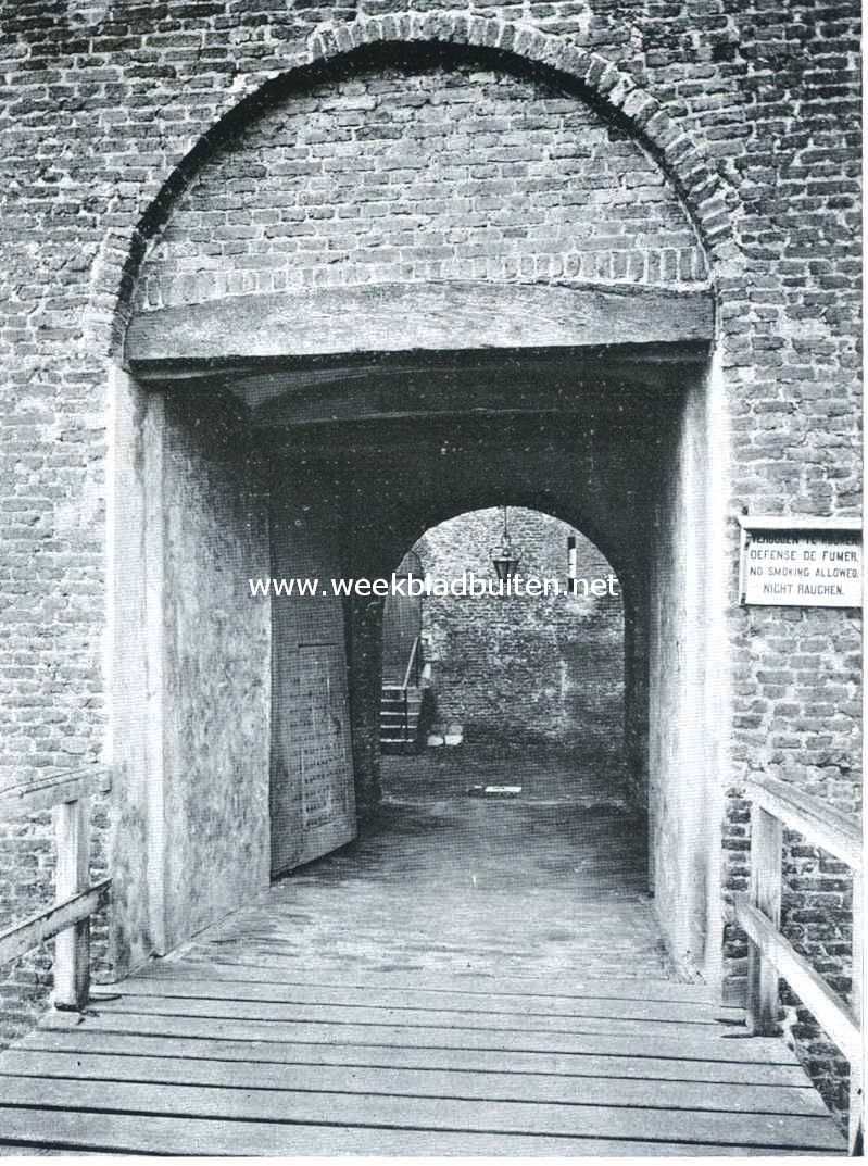Het Slot Loevestein. De toegangspoort van Loevestein, met de historische beslagen deuren