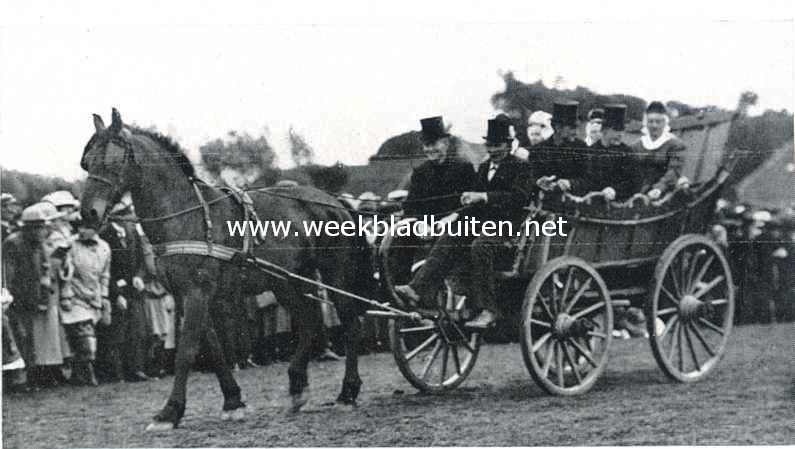 Een ouderwetsche boerenbruiloft. Acht bruiloftsgasten in een distelwagen van 1830