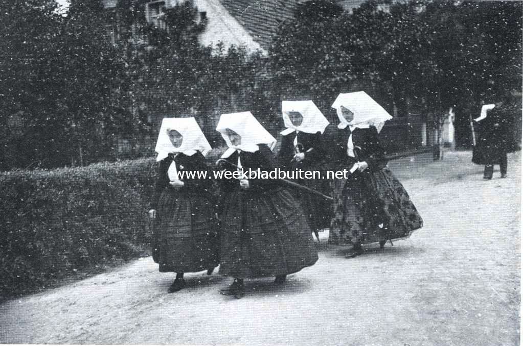 Wendische vrouwen in 't Spreewald op weg naar de kerk