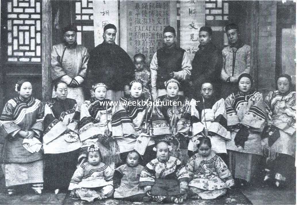 Uit het Verre Oosten. Een Chineesche mandarijn met zijne vrouwen en kinderen