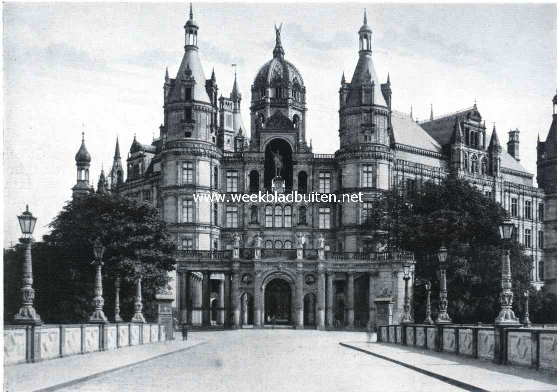 Het slot te Schwerin. Toegang tot den hoofdingang van het slot te Schwerin