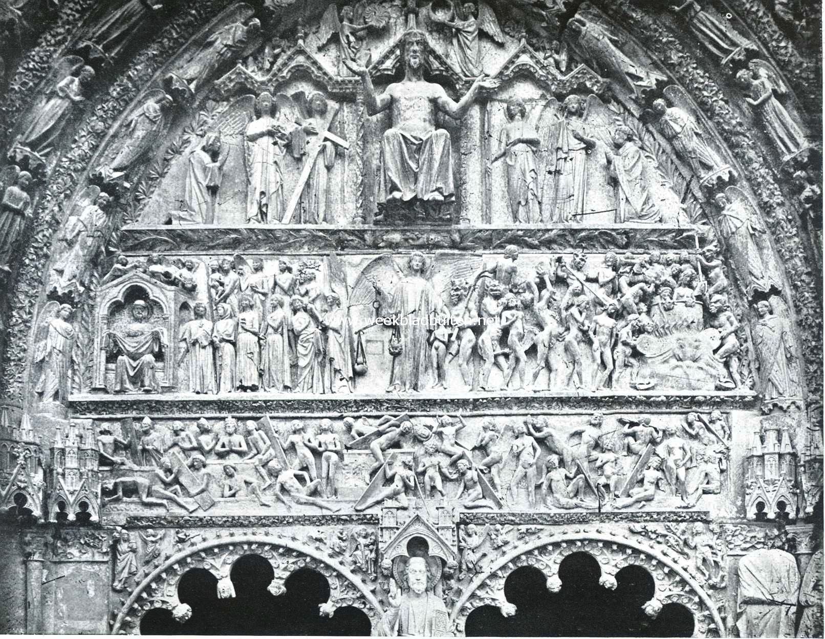 Tympaan van het hoofdportaal der kathedraal te Bourges, met voorstelling van het laatste oordeel