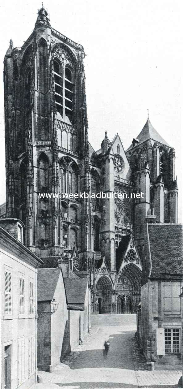Gezicht op de voorgevels en torens van de kathedraal te Bourges