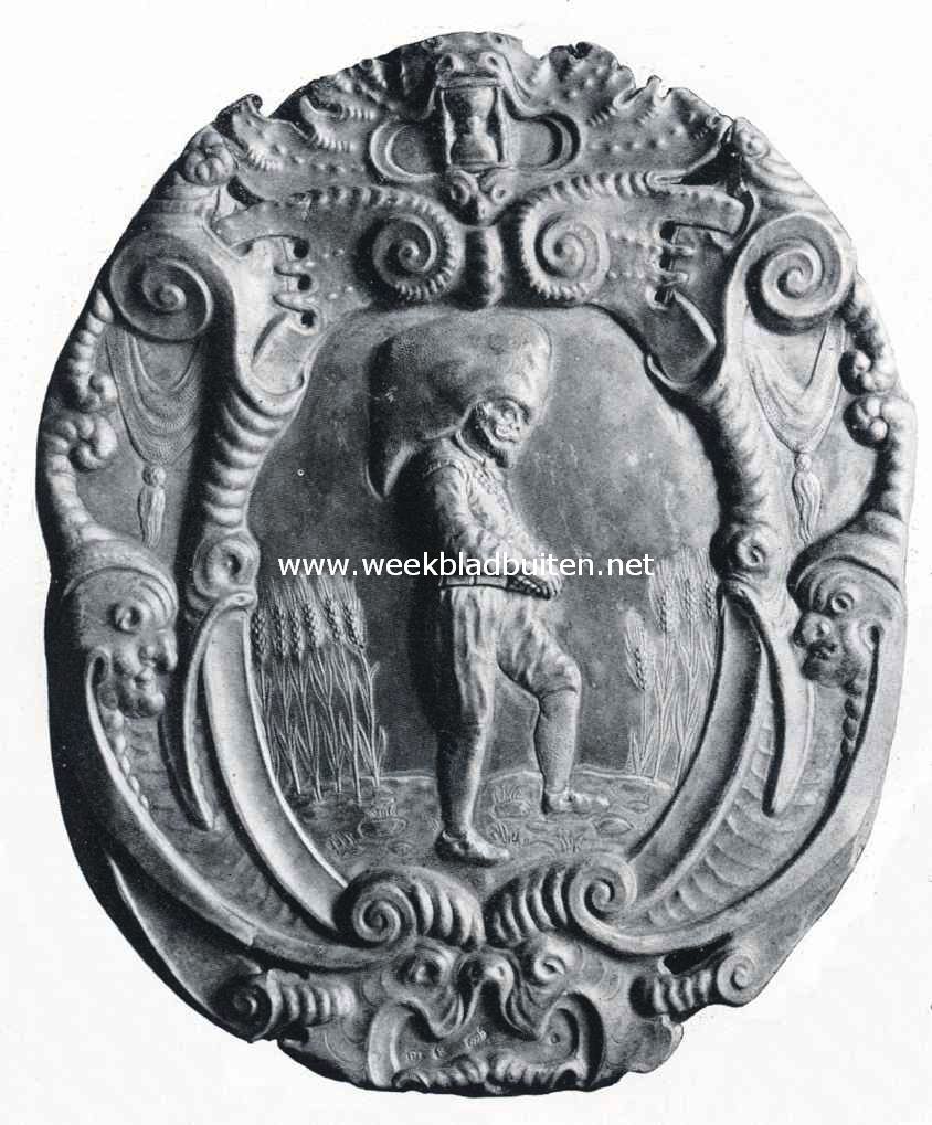 In de Oudheidkamer te Weesp. Zilveren draagschild van het korendragersgilde 1