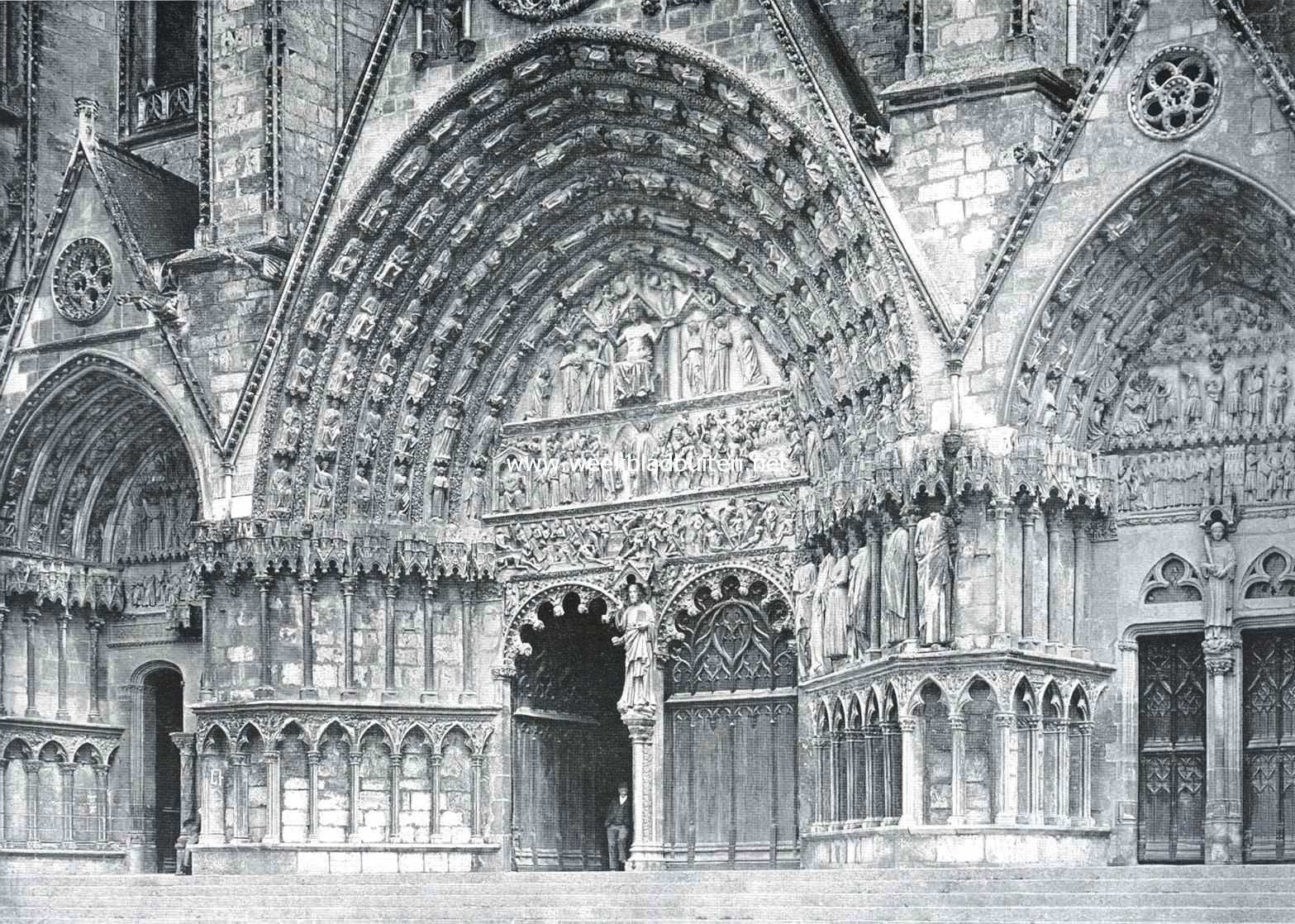 Het hoofdportaal van de kathedraal te Bourges