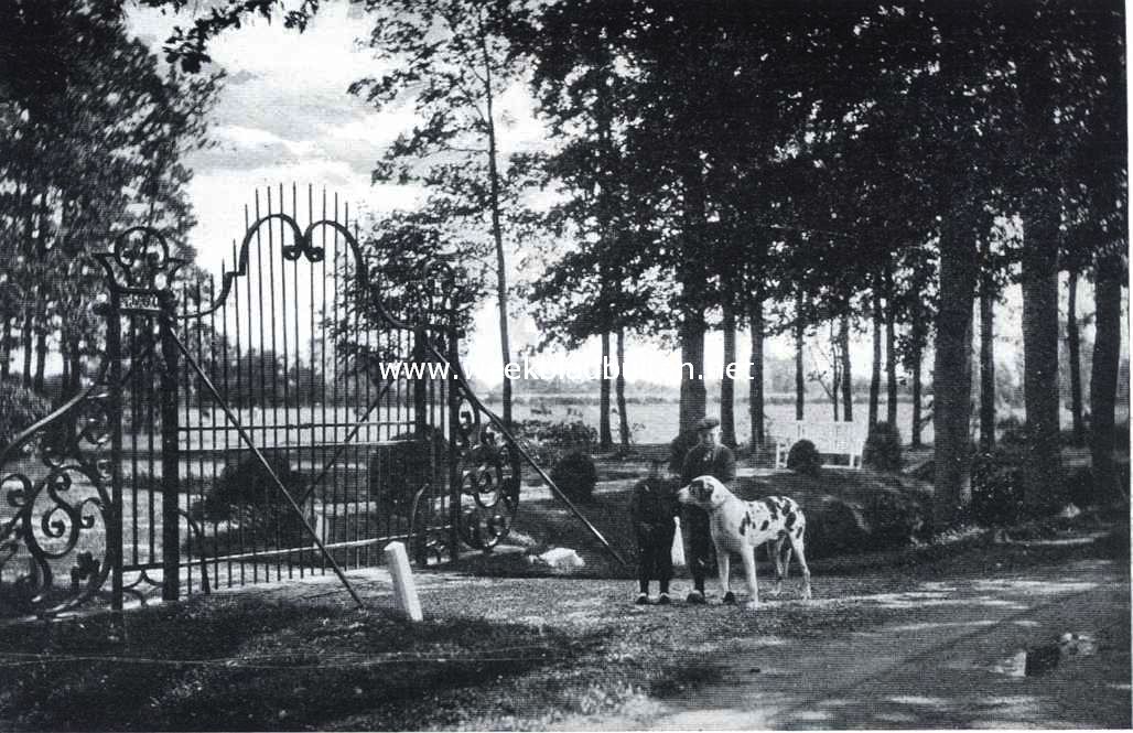 Bij het inrijhek van het Huis Morren