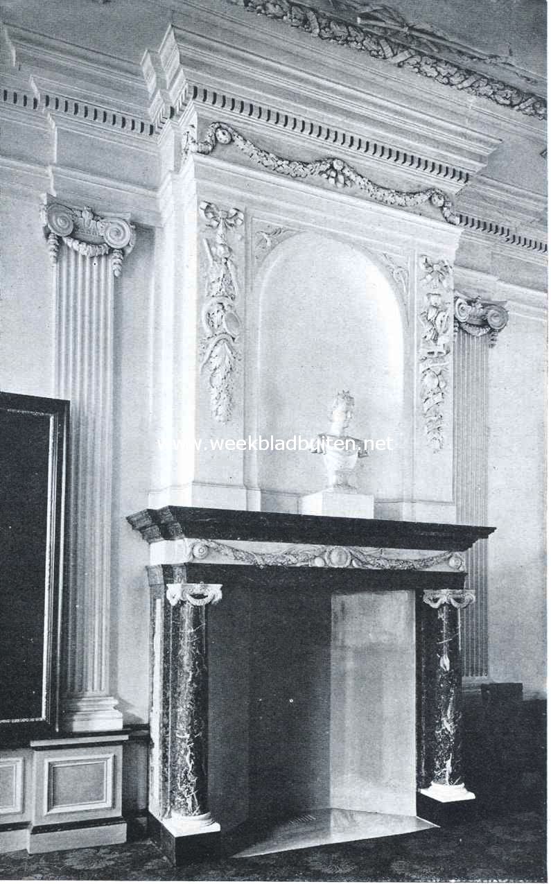 Het Stadhuis te Weesp. Schoorsteen in de voormalige schepenkamer, thans raadzaal