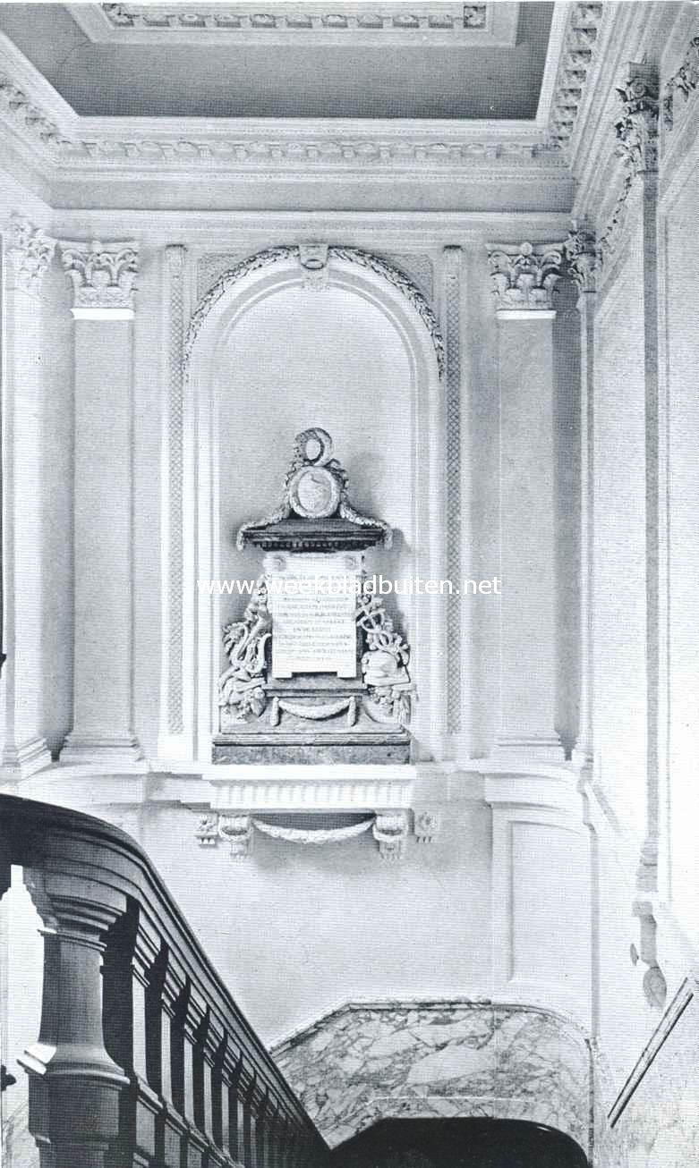 Het Stadhuis te Weesp. De gedenksteen in het trappenhuis