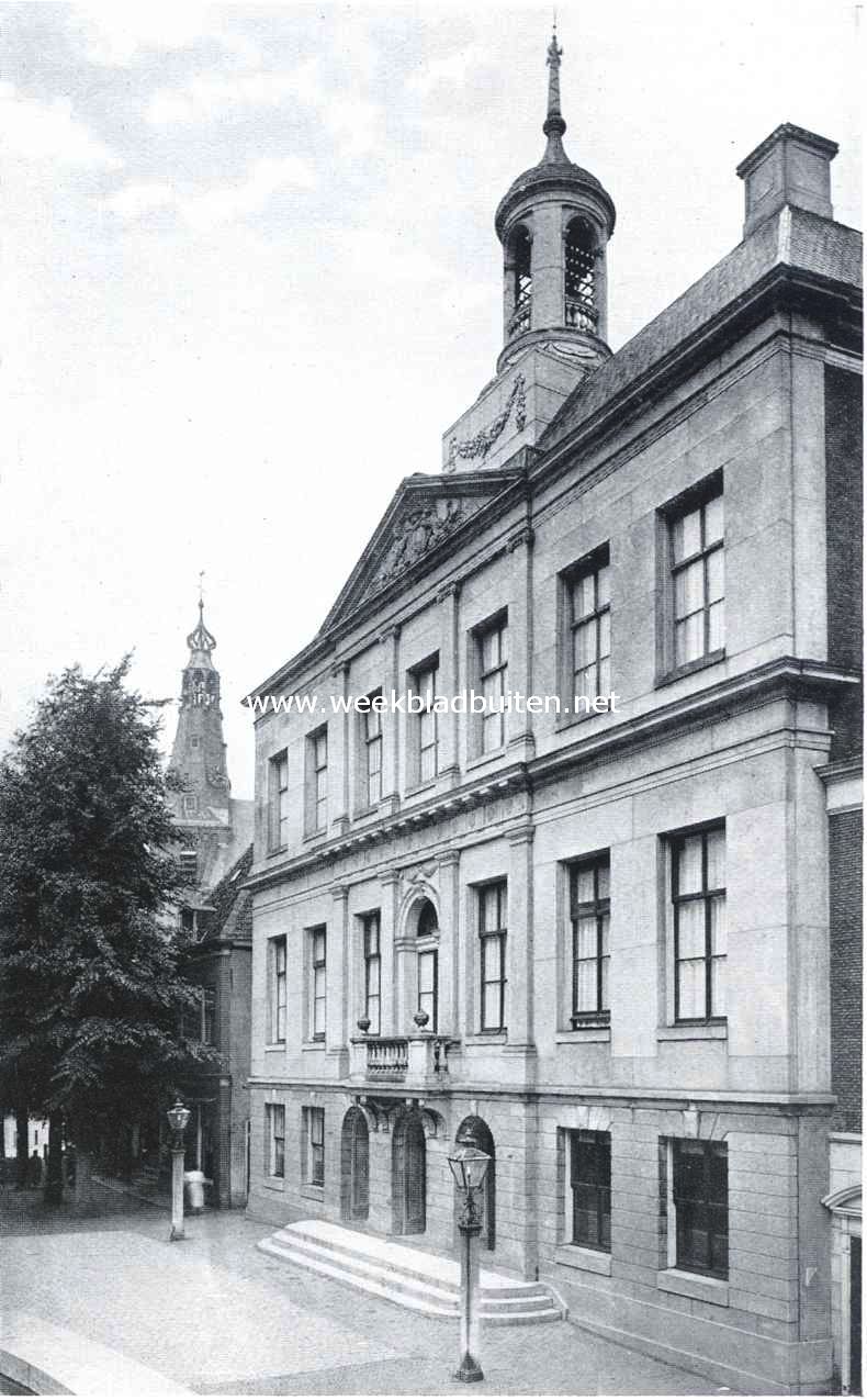 Het Stadhuis te Weesp. Op den achtergrond het torentje der St. Laurenskerk