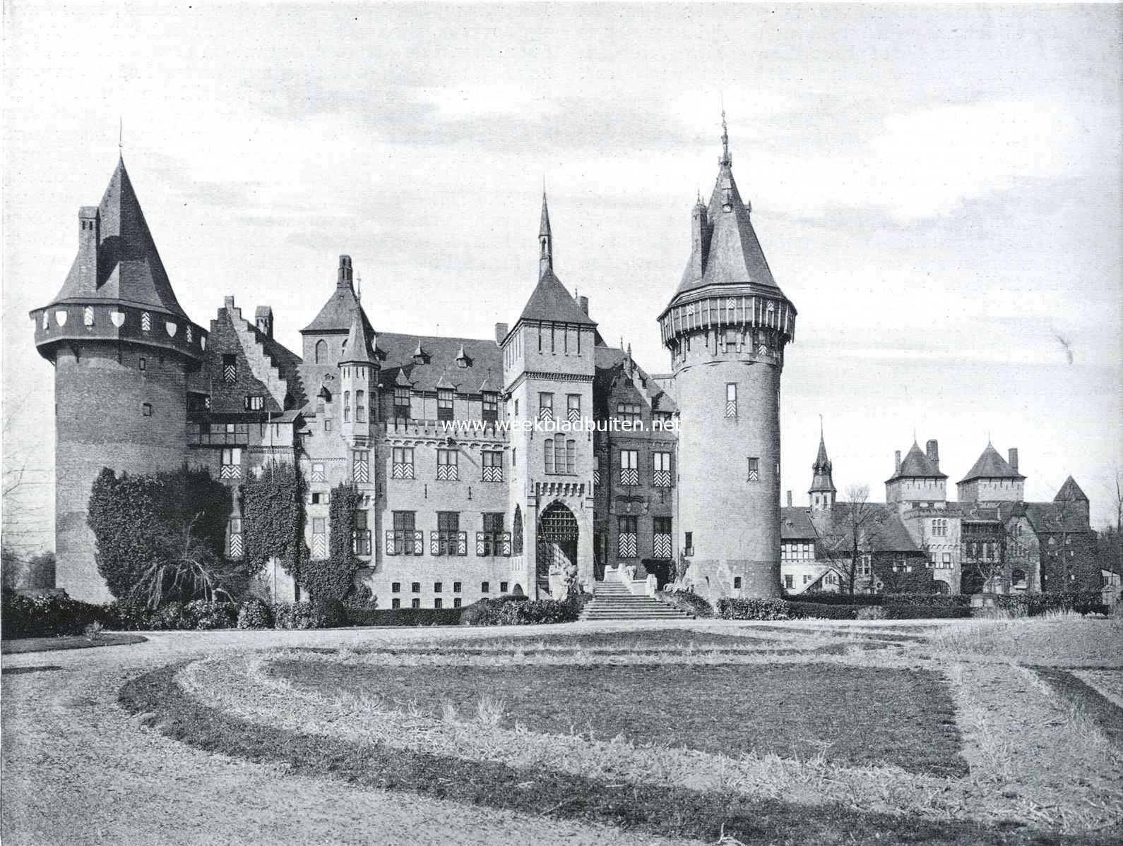 De voorgevel van het kasteel de Haar. Rechts het poortgebouw