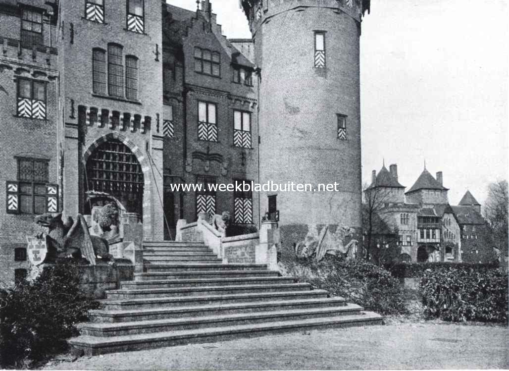 De hoofdingang van het kasteel de Haar