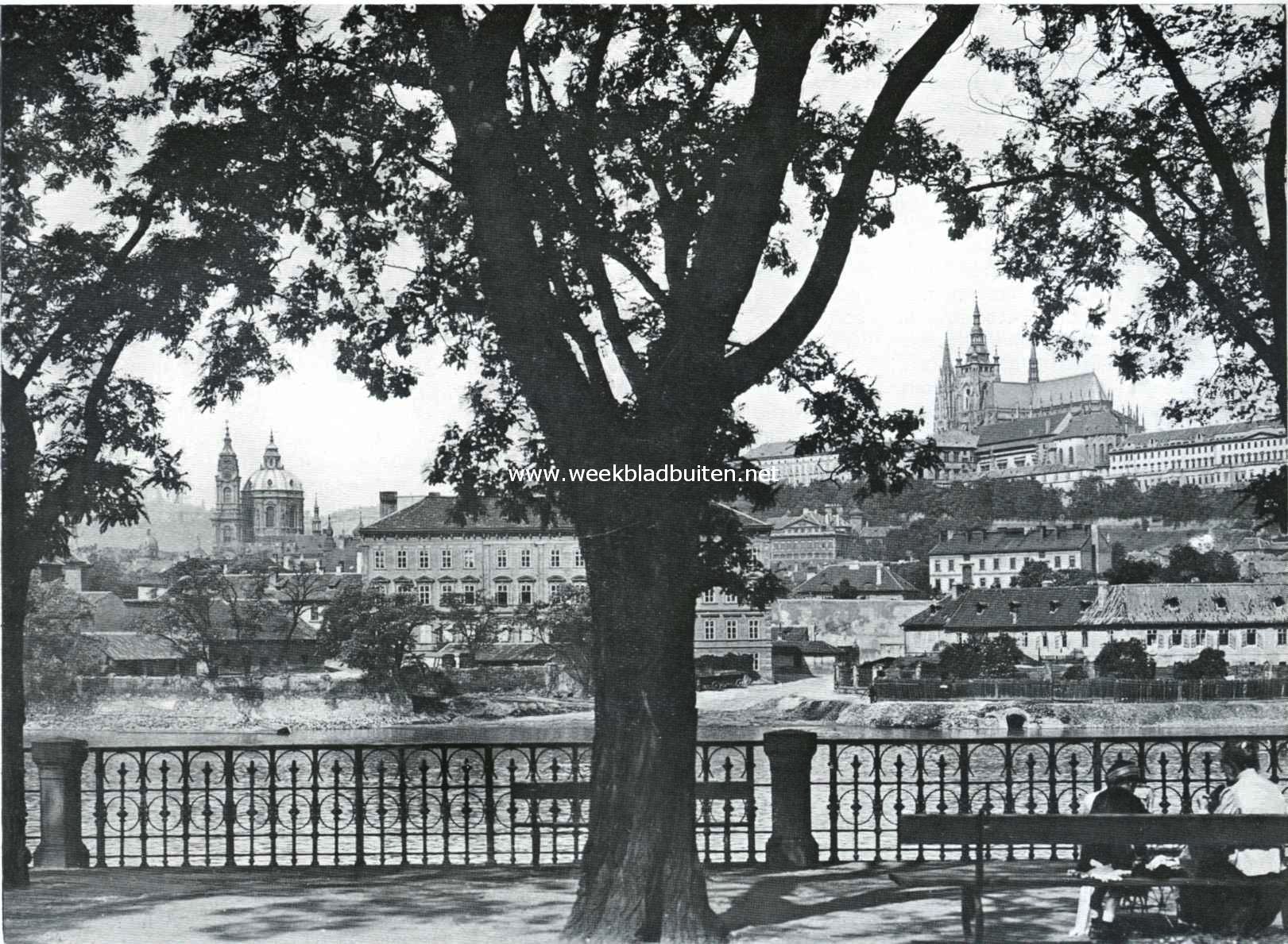 Het karakter van Oud-Praag. Langs de Moldau. Links de Dom, rechts de Hradsjin