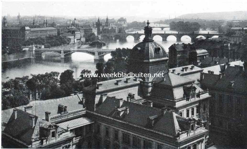 Het karakter van Oud-Praag. Gezicht op de Moldau