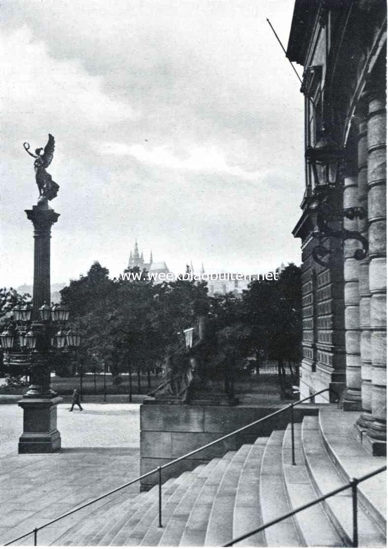 Het karakter van Oud-Praag. Stadsgezicht vr den Nationale Schouwburg