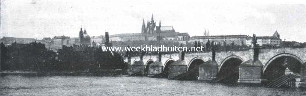 Het karakter van Oud-Praag. De Karelsbrug. Op den achtergrond de Hradsjin