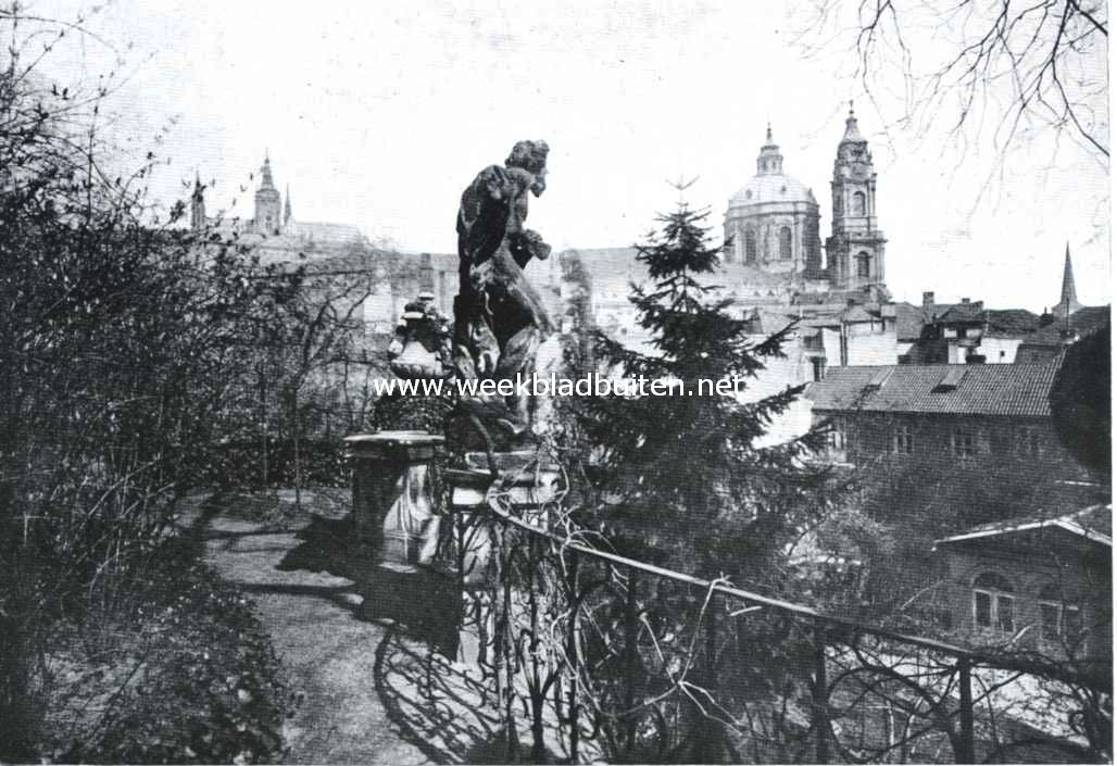 Het karakter van Oud-Praag. Gezicht op de torens van Praag uit den tuin van het Frstenberg-Paleis