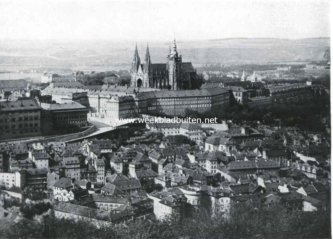 Het karakter van Oud-Praag. Gezicht van den Laurenziberg op de burchtgebouwen en den St. Vitusdom op den Hradsjin