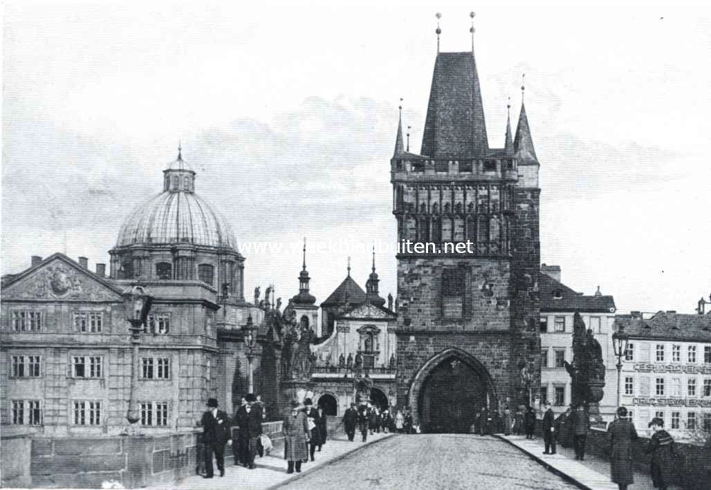 Het karakter van Oud-Praag. Torens bij den Karelsbrug te Praag