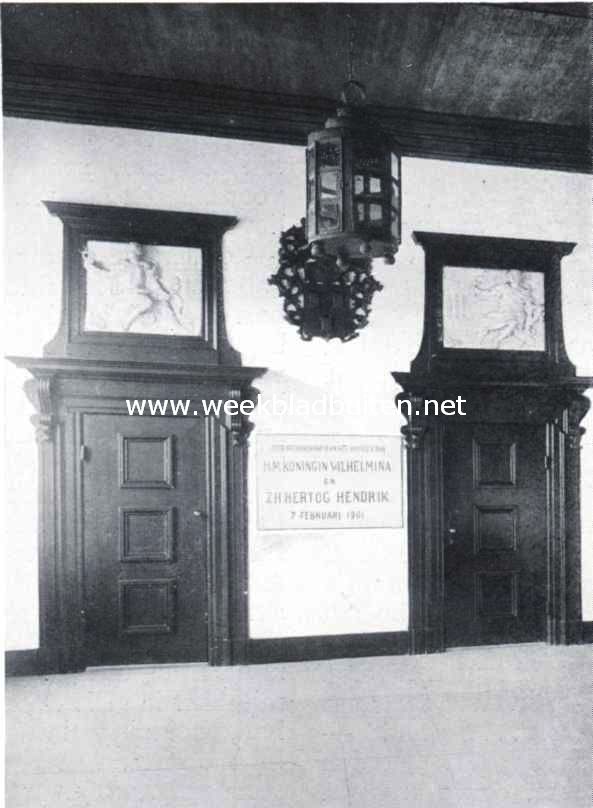 Het stadhuis te Gouda. De deuren der raadzaal in de hal