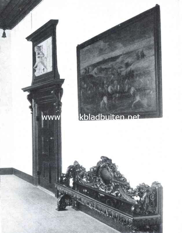 Het stadhuis te Gouda. Wand van de hal met de deur der burgemeesterskamer