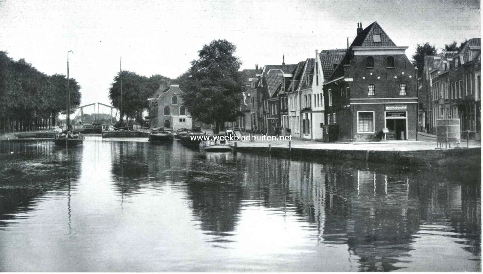 Het Achterom te Weesp, van 't Buitenveer af gezien