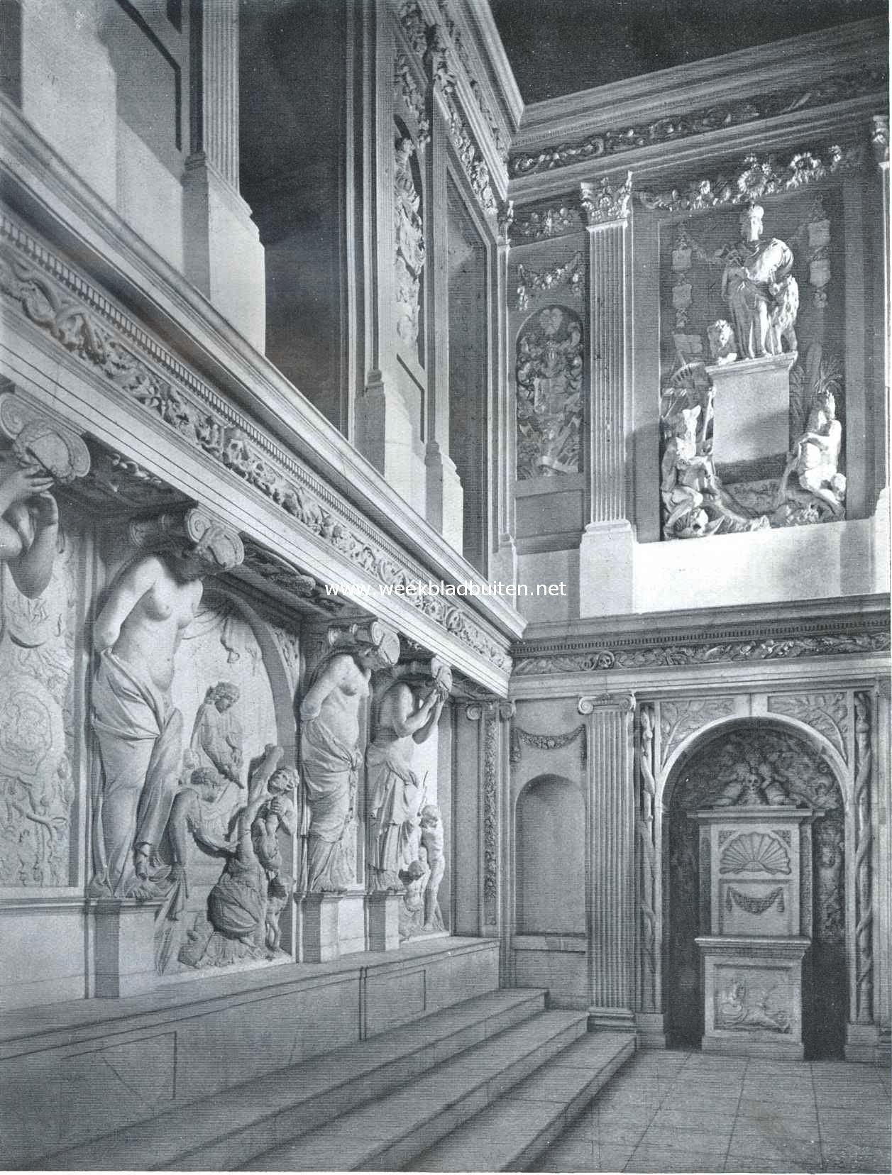 Het Amsterdamsche Stadhuis-Paleis. De Vierschaar. Links: de zetel voor schout en schepenen. Rechts: beneden het gestoelte voor den secretaris die de doodvonnissen voorlas. Daarboven de Amsterdamsche stedemaagd met de stroomgoden van Amstel en Y