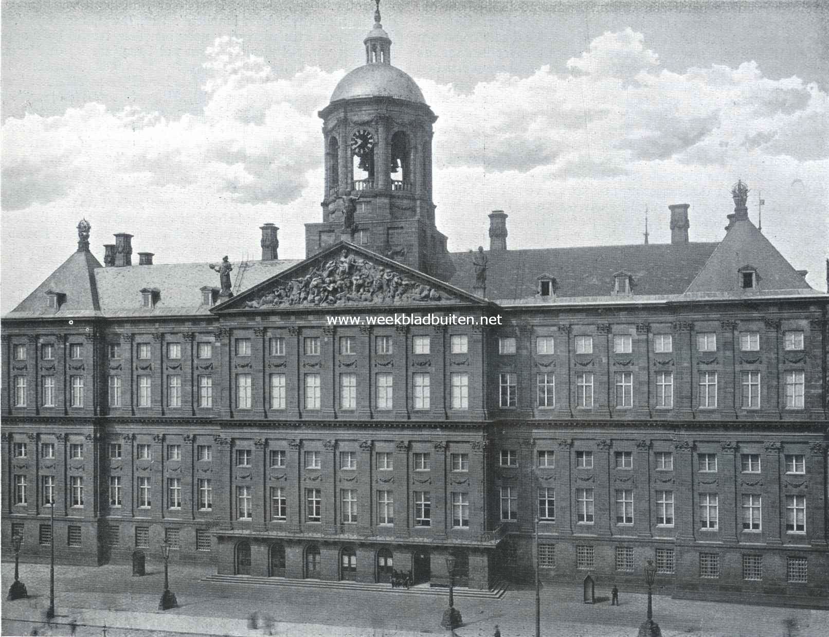 Het Amsterdamsche Stadhuis-Paleis. De voorgevel aan den Dam. In het midden de zeven afschuwelijke deuren, waarmee in 1808 de open galerij werd afgesloten