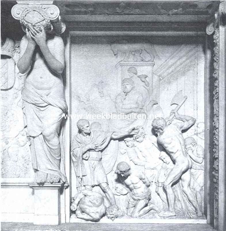 Het Amsterdamsche Stadhuis-Paleis. Het linker- en rechtervak van den gebeeldhouwden marmeren wand achter den zetel van schout en schepenen in de vierschaar 2