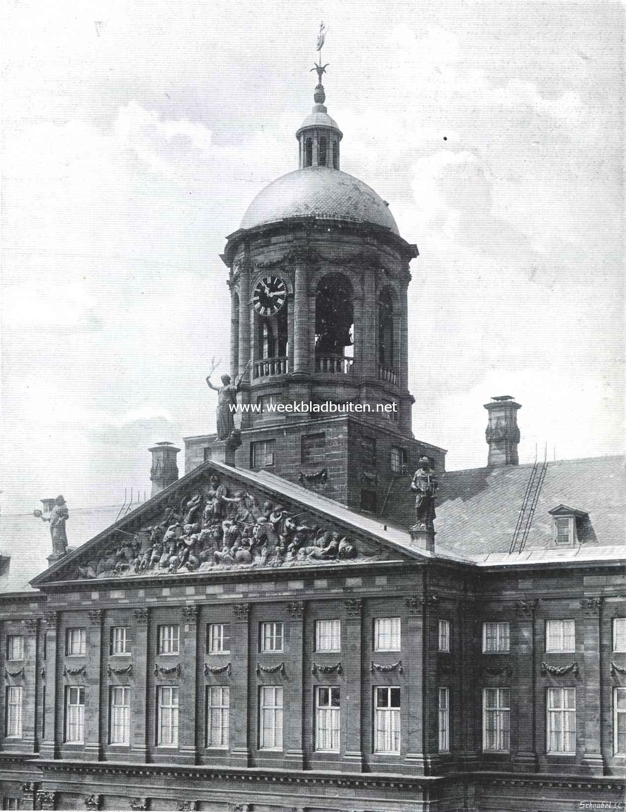 Dtail van den voorgevel van het Amsterdamsche stadhuis-paleis. In het frontispiece de Amsterdamsche stedemaagd, gehuldigd door goden, godinnen en andere schepselen der zee. Op den top het beeld der Vrede. Links de Voorzichtigheid, rechts de Rechtvaardigheid