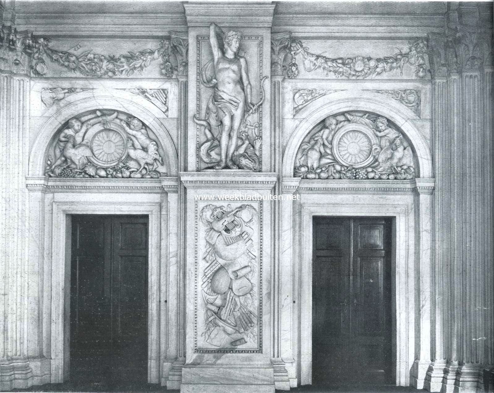 Het Amsterdamsche Stadhuis-Paleis. Het Apollo-beeld met de toepasselijke versierselen daaromheen en de zuidwestelijken hoek der galerijen