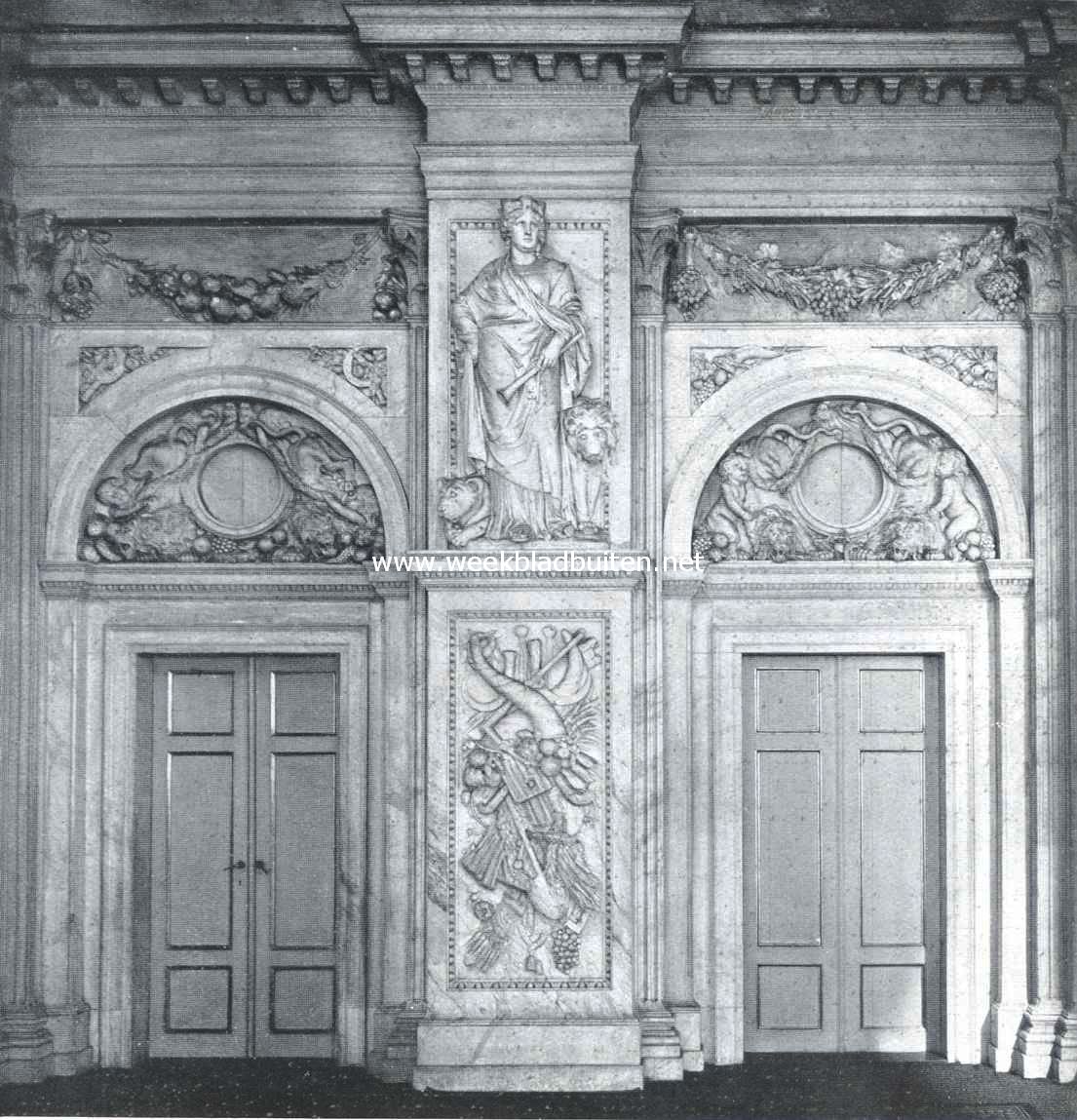 Het Amsterdamsche Stadhuis-Paleis. Het beeld van Cybele met de toepasselijke versierselen daaromheen in den noordoostelijken hoek der galerijen