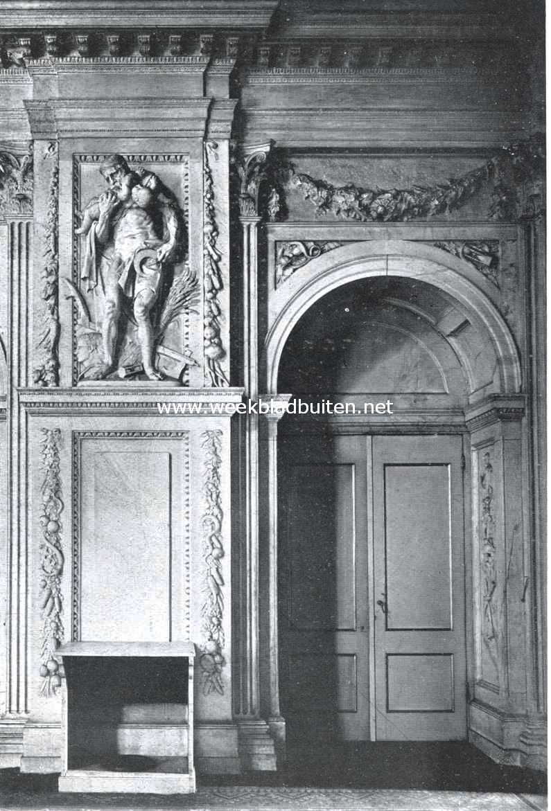 Het Amsterdamsche Stadhuis-Paleis. Het beeld van Saturnus in den noordoostelijken hoek der galerijen