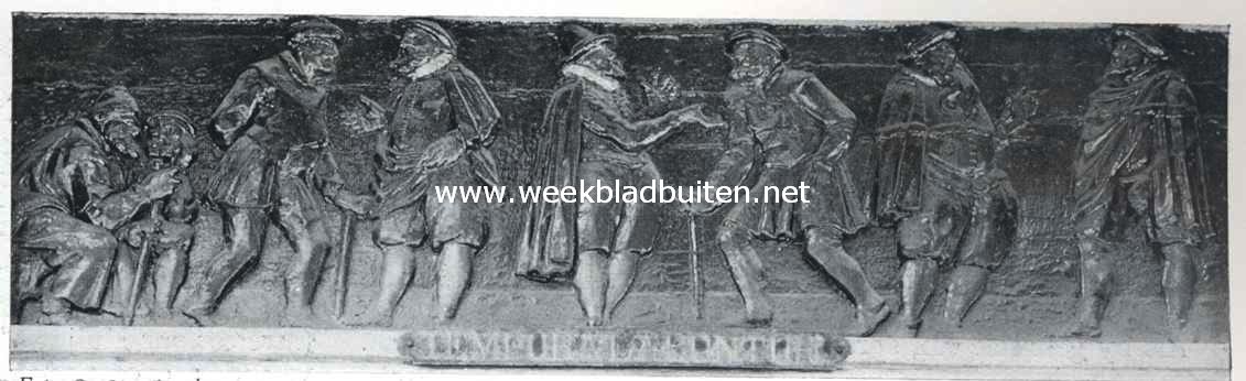 Houten relief boven de deur van het Oude Mannenhuis te Gouda