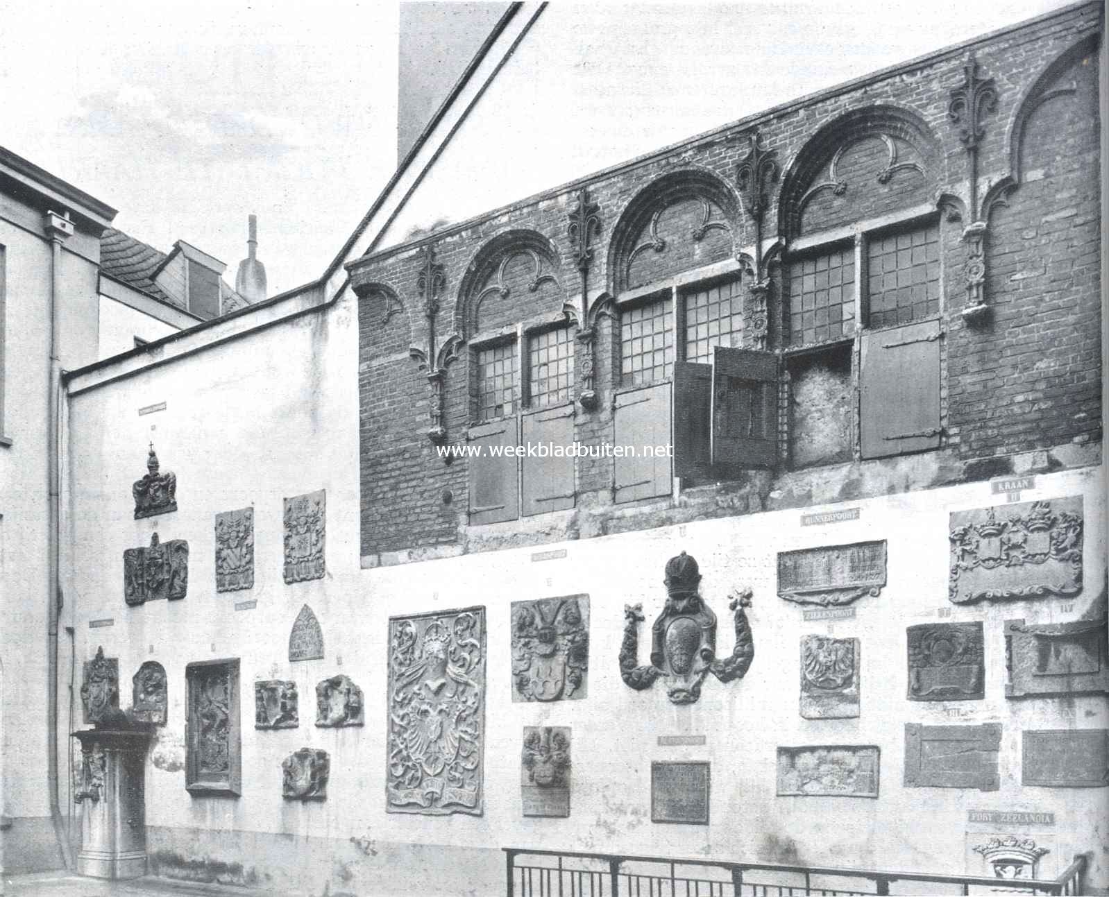 Fragmenten van gesloopte Nijmeegsche gebouwen in een muur van de binnenplaats van het Raadhuis te Nijmegen