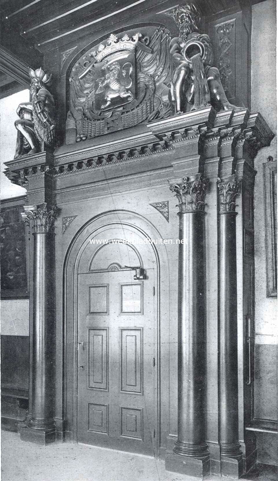 Het Prinsen- of Admiraliteitshof. Portiek in het boven-voorhuis van het v.m. Prinsen- of Admiraliteisthof, de toegang tot de vergaderzaal der raden ter Admiralitei (tijdel. Raadzaal)