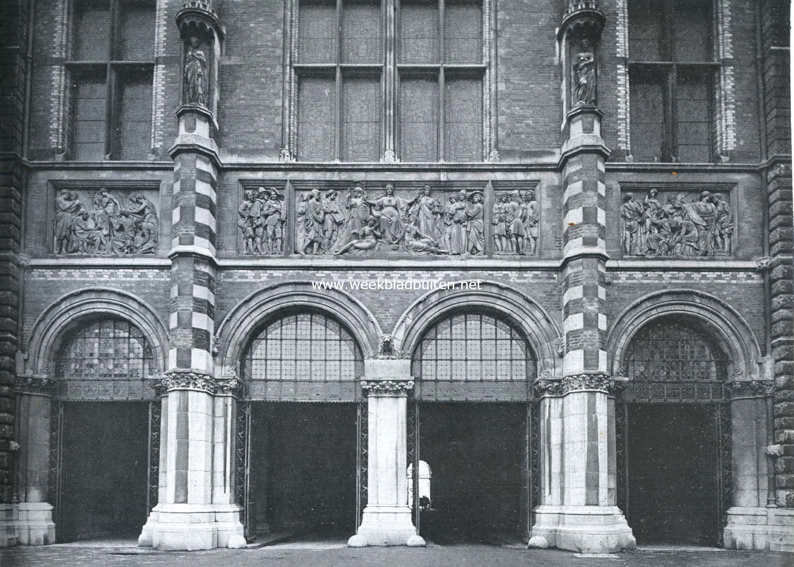 Het Rijksmuseum. Fragment van den voorgevel. Middenfries van Fr. Vermeylen uit Leuven, voorstellende: Nederland's Maagd, omringd door de Waarheid, Schoonheid, Rechtvaardigheid en Wijsheid in de gedaante van vier vrouwen, gehuldigd door kunstenaars uit verschillende tijdvakken. De beide zijfriezen, van Schouten uit Delft, symboliseeren de beeldende kunsten, onder de baldakijns de Kunst (links) en de Historie (rechts)