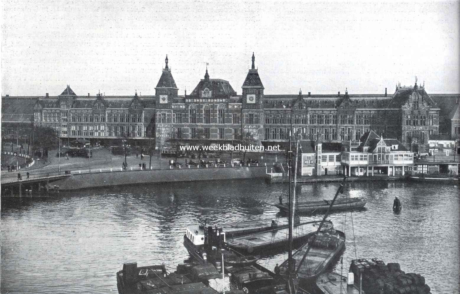 Het Centraal Station te Amsterdam. De voorgevel van het Centraal Station te Amsterdam