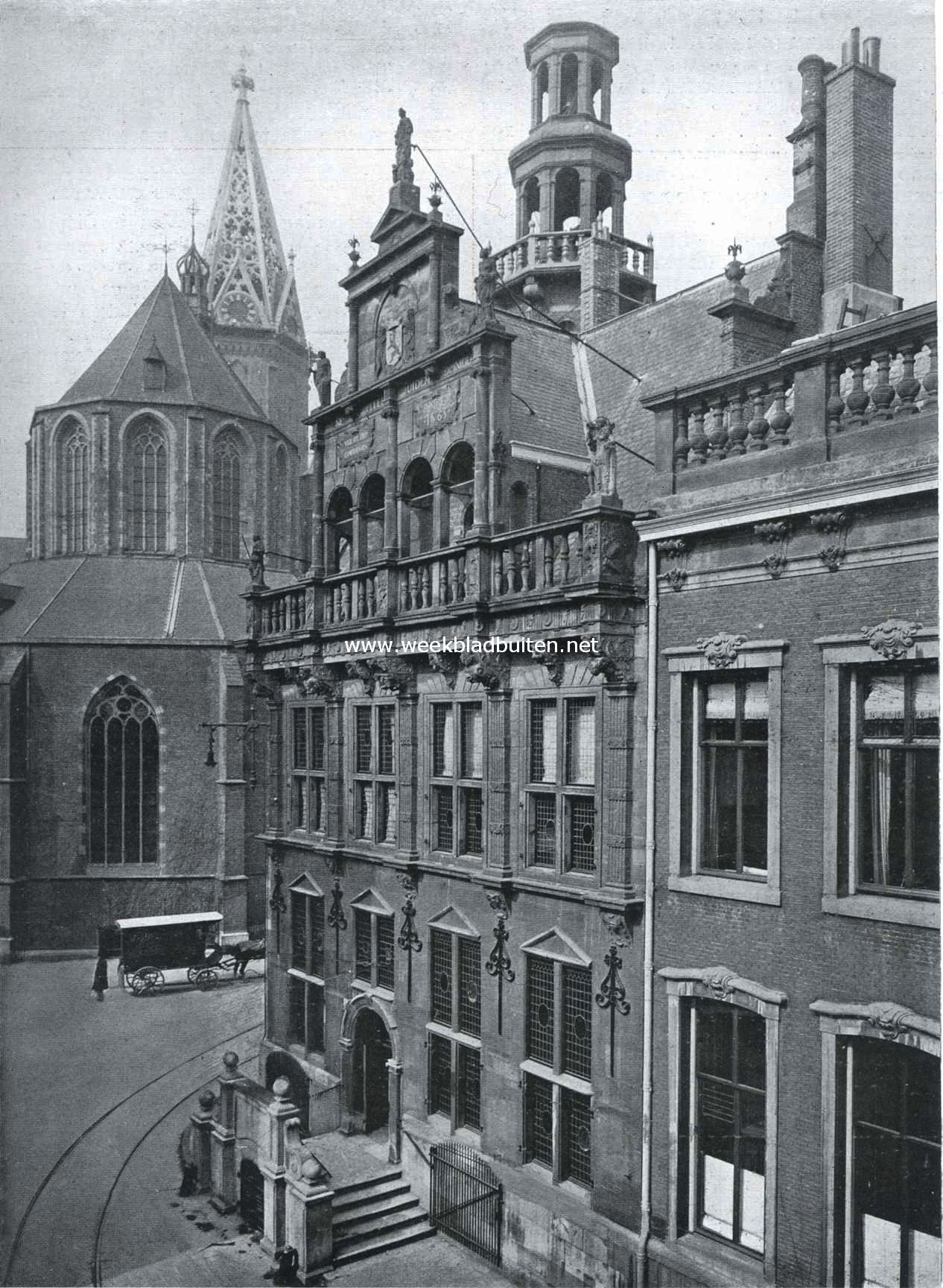 Het Haagsche Raadhuis. Gezicht op den voorgevel van het oudste gedeelte en het koor der Groote Kerk