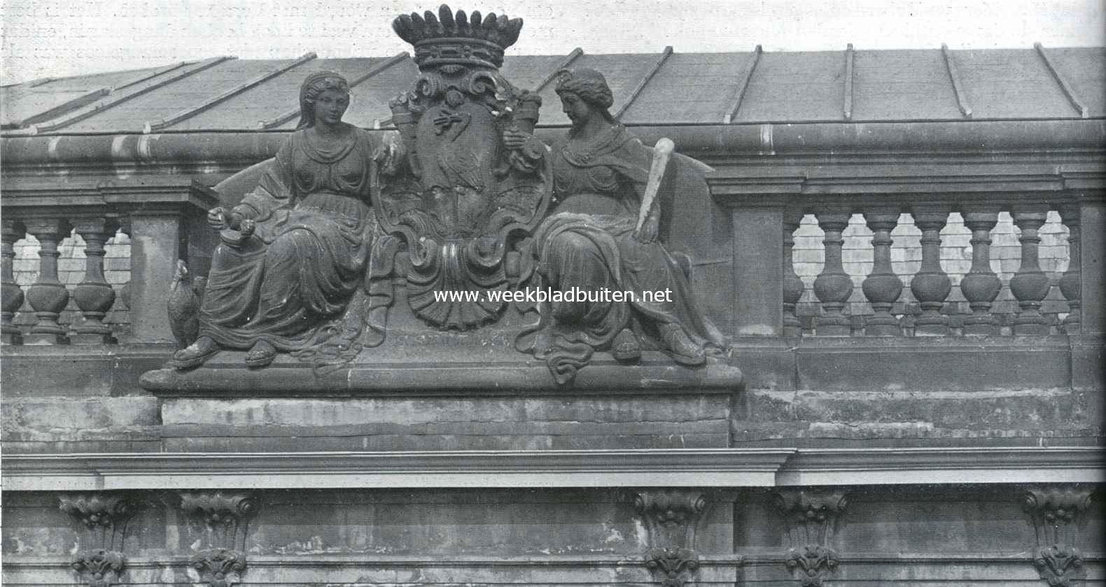 Het Haagsche Raadhuis. De bekroning van den nieuwen gevel aan de Groenmarkt