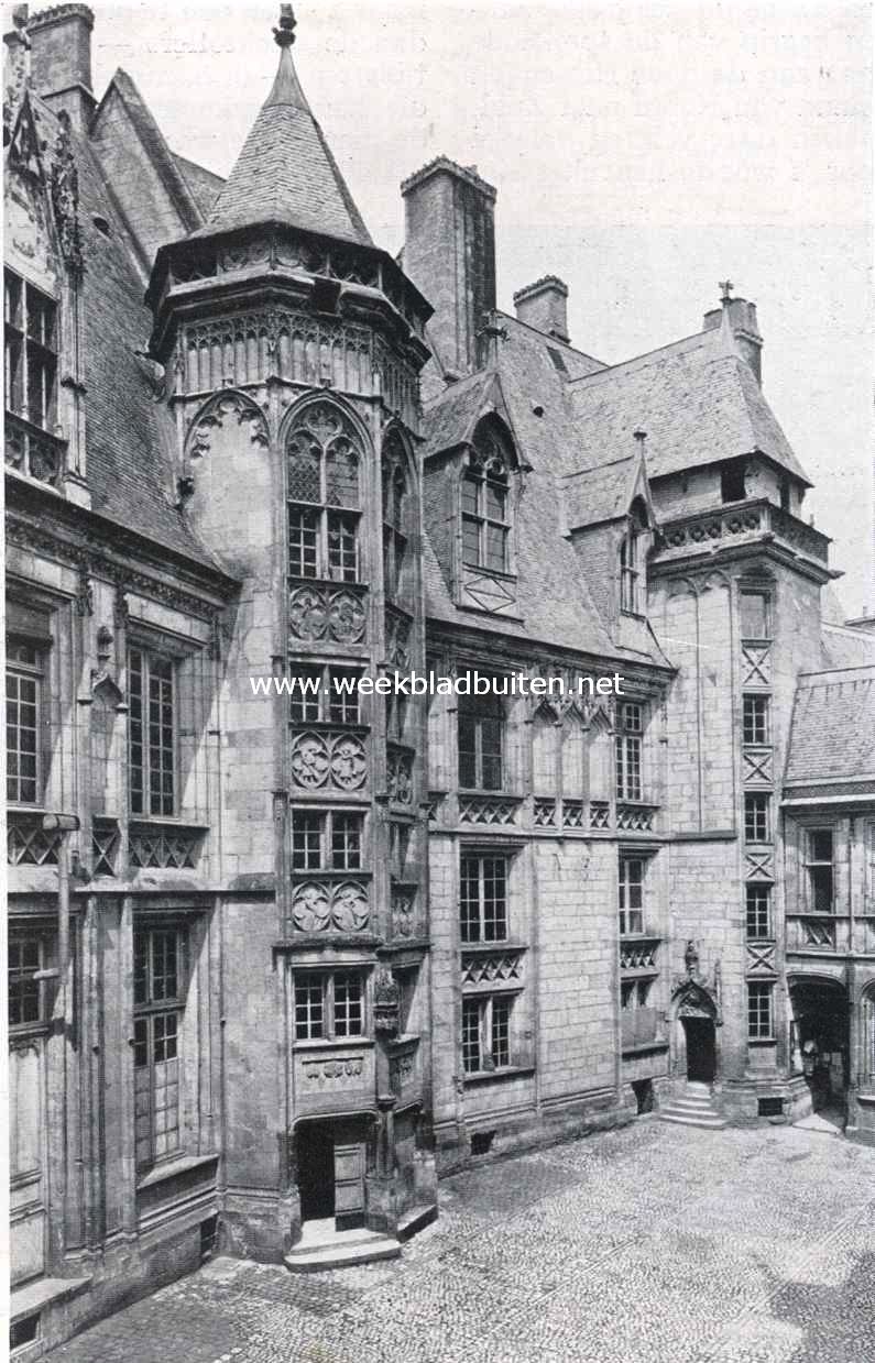 Aan den binnenhof van Jacque Coeur's woning te Bourges