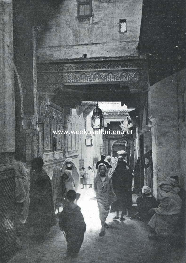 Fransch-Marokko. Ingang naar de moskee in de winkelstraten (souks) van Fez Bali, het oude Fez
