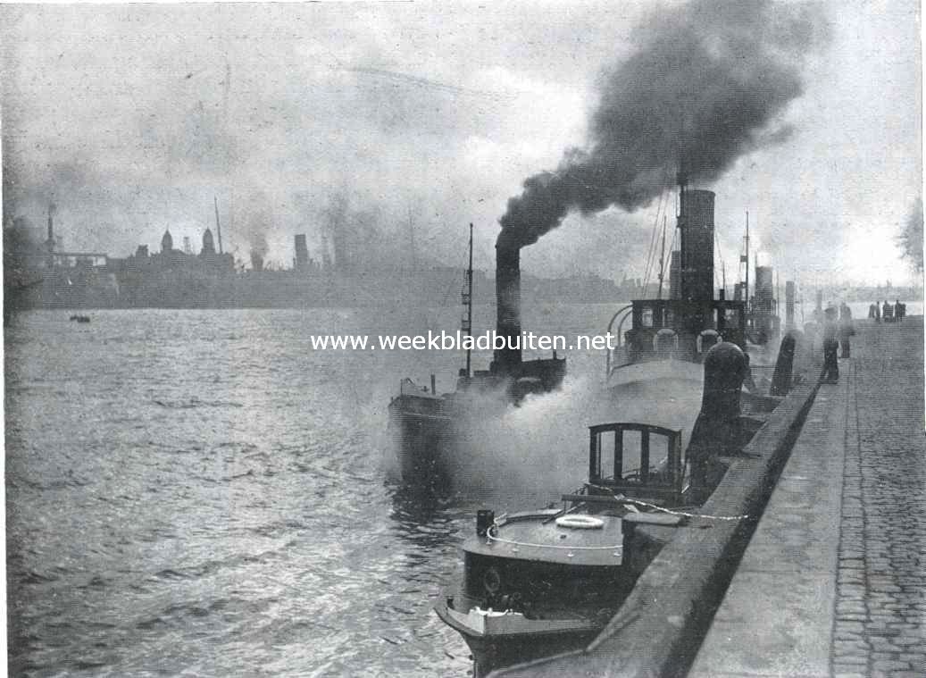 De Maas te Rotterdam op een mistigen voorjaarsdag
