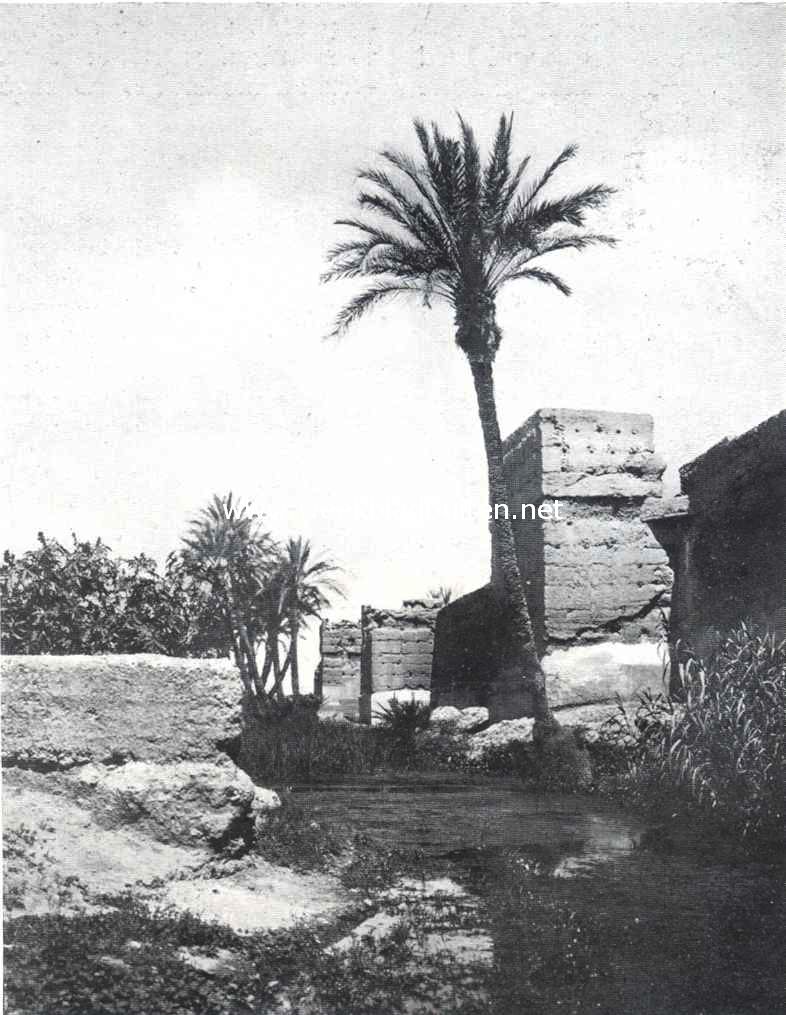 Fransch-Marokko. Bij de muren van Marakech